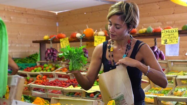 Signora al mercato facendo la spesa - RUGHETTA
