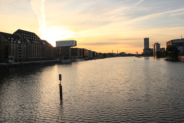 Sonnenaufgang über dem Berliner Osthafen; Blick von der Oberbaumbrücke - obrazy, fototapety, plakaty