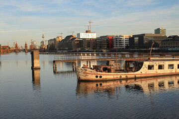 Naklejka premium Berlin; Morgenstimmung an der Spree (Blick von Treptow hinüber zum Osthafen)