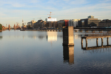 Morgenstimmung am Berliner Osthafen; Blick von Treptow über die Spree