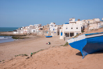 Vista de la playa y pueblo de Tifnit en la costa de Marruecos