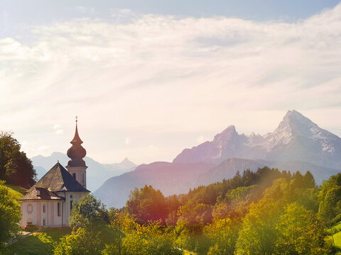 Kirche mit dem Watzmann im Hintergrund