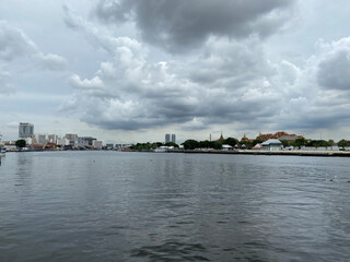 Fototapeta na wymiar Bangkok River Views on an overcast day