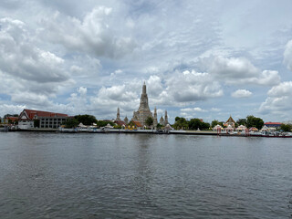 Obraz premium View across river towards Wat Arun