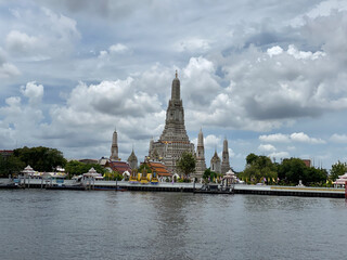 Naklejka premium View across river towards Wat Arun