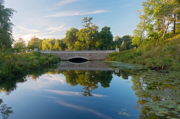Obraz premium normandale lake park and bridge