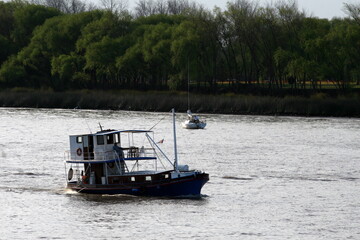 bote en el delta argentina