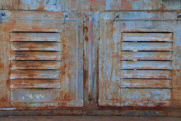 verwitterte, verrostete Belüftungsklappen an Baumaschine