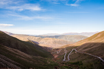 vista panoramica de ruta serpenteante entre las montañas