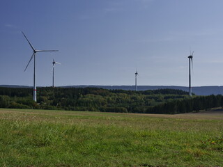 Fototapeta na wymiar Landschaft mit Windkraftanlagen - nahe Heinzerath