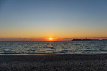 水平線の彼方に沈む夕日