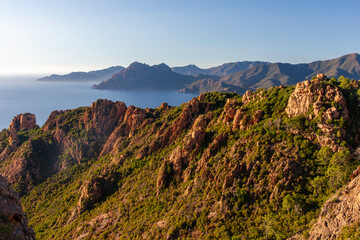 Abendlicht auf den Felsen der Calanche de Piana und dem Golfe de Porto, Korsika