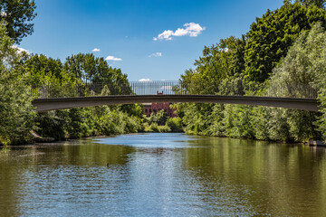 Fototapeta premium Fußgängerbrücke über einen Kanal in Hamburg Wilhelmsburg