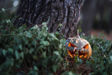 Calabaza con forma de cara siniestra iluminada por dentro de halloween