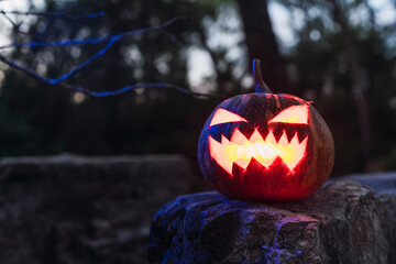 Calabaza con forma de cara siniestra iluminada por dentro de halloween