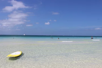 Foto op Plexiglas Boracay Wit Strand Boracay White Beach met surfplank