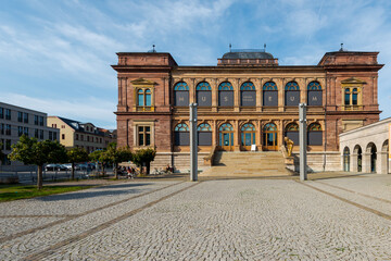 Frontansicht Neues Museum Weimar am Jorge-Semprún-Platz im Sommer