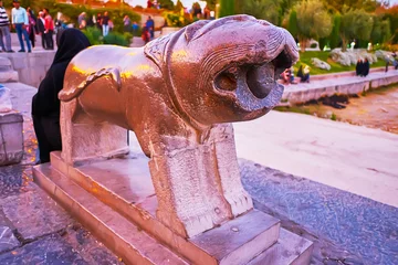Foto op Plexiglas Khaju Brug Het oude standbeeld van leeuw bij Khaju Bridge, Isfahan, Iran