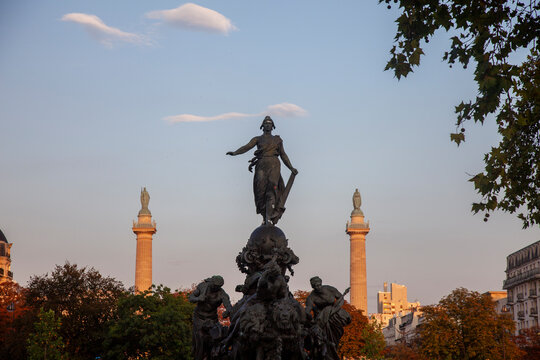 Statue Place De La Nation à Paris Au Coucher De Soleil