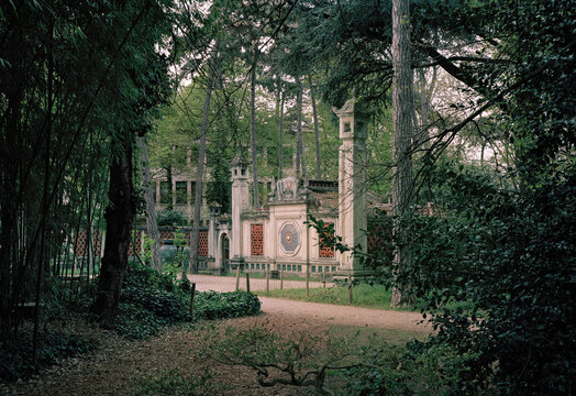 vestige d'un pavillon de l'exposition coloniale de 1907 dans le bois de Vincennes à Paris