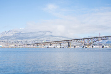 冬景色に溶け込むセカンドナロ－ブリッジ　　　バンク－バ－　ブリティッシュコロンビア　カナダ
