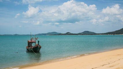 Fototapeta na wymiar Traditional thai boat on tropical beach