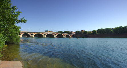 Fototapeta na wymiar panoramic view of the Pont Neuf in Toulouse on the Garonne