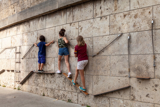aire de jeux o&ugrave; les enfants escaladent un mur en &eacute;quilibre