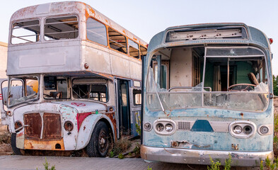 AUTOBUSES ANTIGUOS EN ESTADO DE DESGUACE