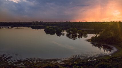 Fototapeta na wymiar ein See im Naturschutzgebiet bei Sonnenuntergang