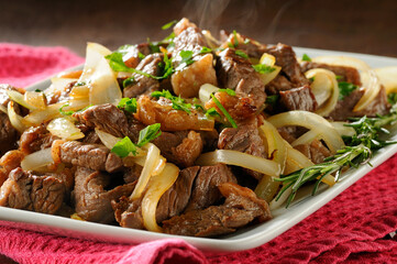 alimento, carne, picanha, aperitivo, petisco, culinária de boteco, carne de boi, cebola, fritar, tomate, prato branco, delicioso, salsa, epicure, restaurante, alecrim, ninguém