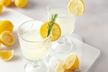 lemonade with lemon and mint