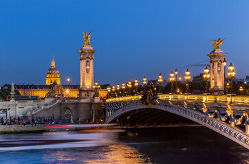 Obraz premium Alexander III Bridge in Paris at night
