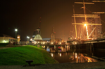 Fototapeta na wymiar Der Alte Hafen und die Havenwelten von Bremerhaven in der Nacht. Havenwelten, Bremerhaven, Deutschland, Europa