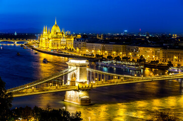 Fototapeta premium chain bridge and parliament in budapest at night, hungary