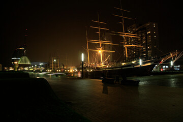 Der Alte Hafen und die Havenwelten von  Bremerhaven in der Nacht. Havenwelten, Bremerhaven, Deutschland, Europa