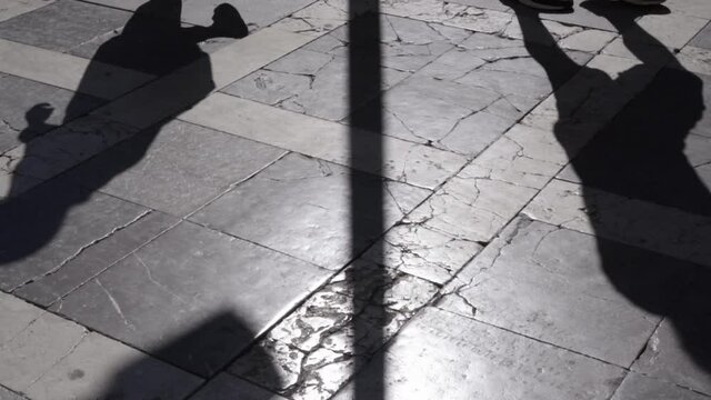 Sombra de personas paseando y caminando por la ciudad HD
