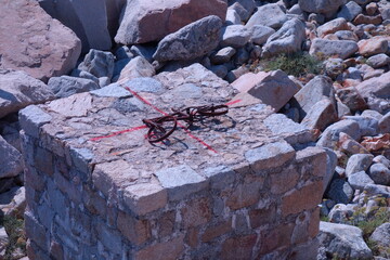 Kunstvolles rostiges Fahrrad auf einem Stein Kubus