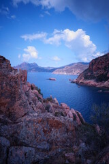 Fototapeta premium Wundervoller Blick von den Klippen auf das Azurblaue Meer und die Inseln mit wunderschönem Himmel.