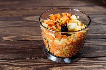 making carrot applesauce in a blender.