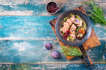 Traditionell gekochte Zunge vom Kalb mit Feigen und Preiselbeeren Kompott angeboten als Draufsicht...