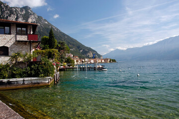 Fototapeta na wymiar Gargnano am Ufer des Gardasees. Gargnano, Lombardei, Italien, Europa