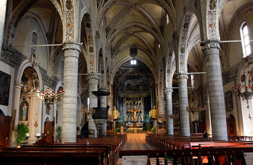 Fototapeta na wymiar Kirchenschiff der Kathedrale Santa Maria Annunziata von Salò. Brescia, Lombardei, Italien, Europa 