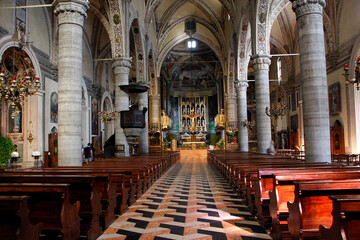 Kirchenschiff der Kathedrale Santa Maria Annunziata von Salò. Brescia, Lombardei, Italien, Europa 
