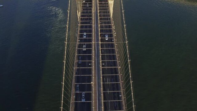 Descubriendo el skyline de Manhattan con una vista a&eacute;rea sobre el puente de Brooklyn en el R&iacute;o Este. 
