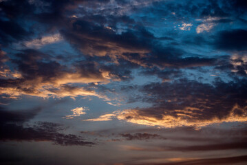 Obraz na płótnie Canvas Wschód słońca - chmury.