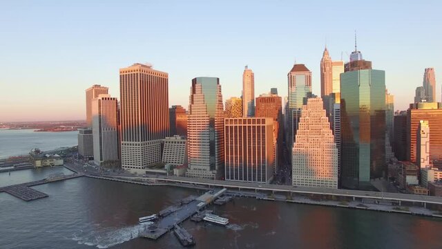 Vista a&eacute;rea panor&aacute;mica del skyline de Manhattan, en Nueva York , desde el R&iacute;o Este al amanecer.