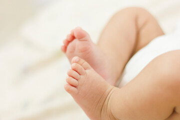 Obraz na płótnie Canvas baby feet in bed