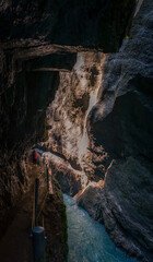 Wanderung durch die Partnachklamm und Partnach Alm bei Garmisch Partenkirchen in Oberbayern Deutschland
