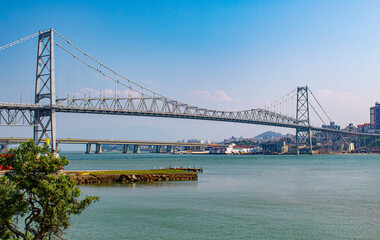 Dia de sol em Florianópolis e a Ponte Hercílio Luz, local turístico de  florianopolis, Santa...